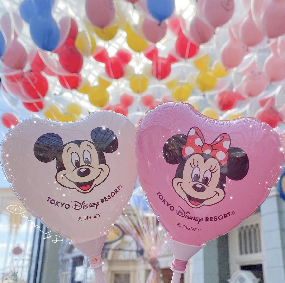 バルーンを背景に！| キャステル | CASTEL ディズニー情報