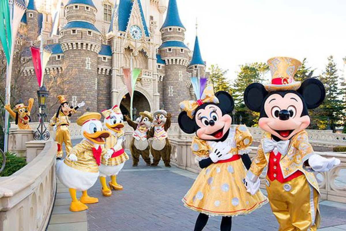 2016年度の式典では東京ディズニーランド30周年のゴールドの衣装を