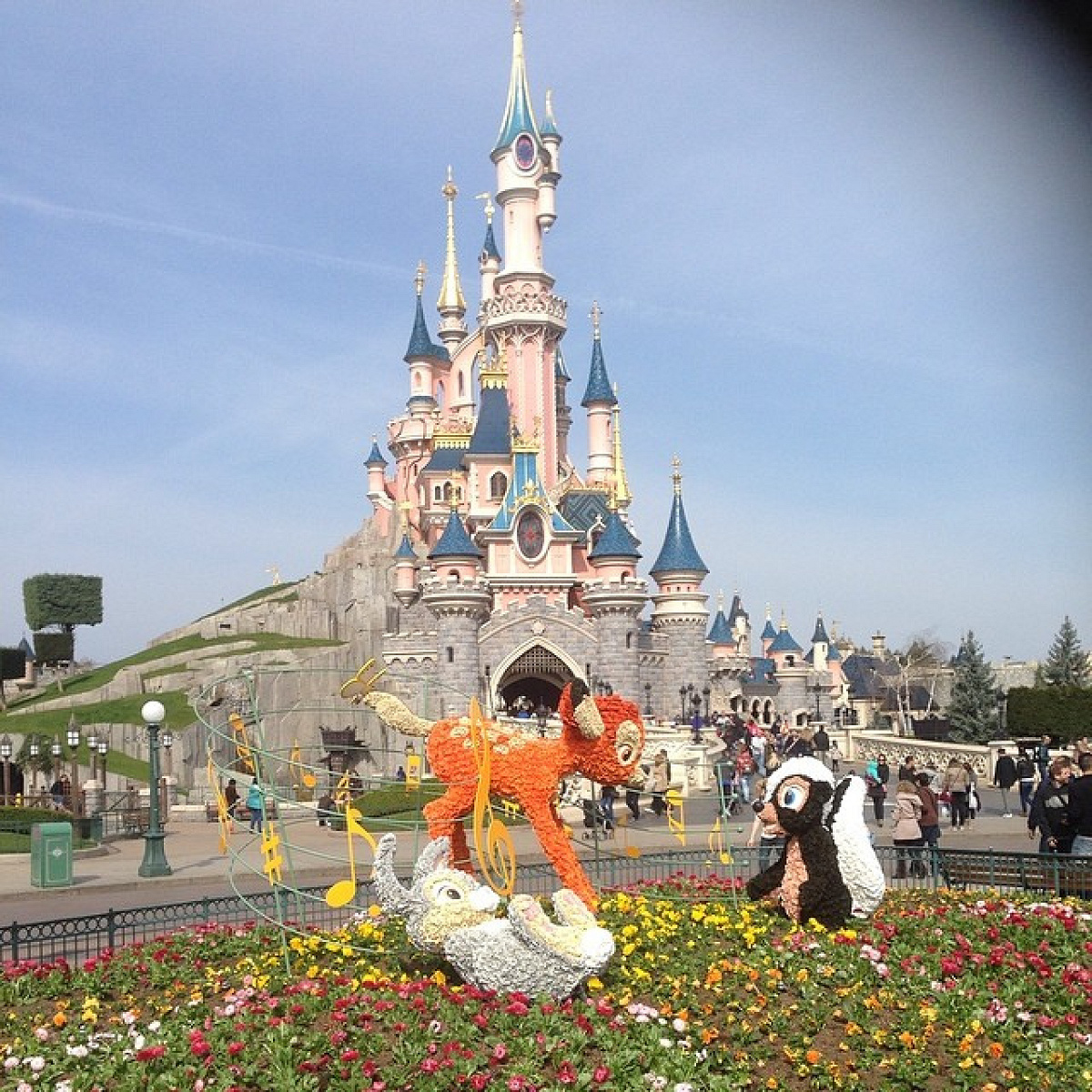 ディズニーランドに現れたバンビ・とんすけ・フラワー| キャステル 