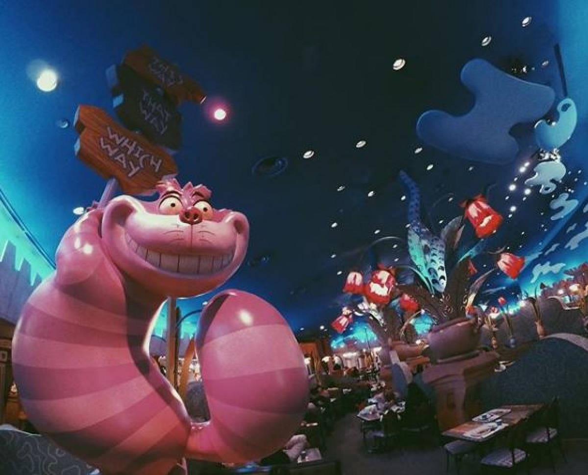 看板を持つチェシャ猫| キャステル | CASTEL ディズニー情報