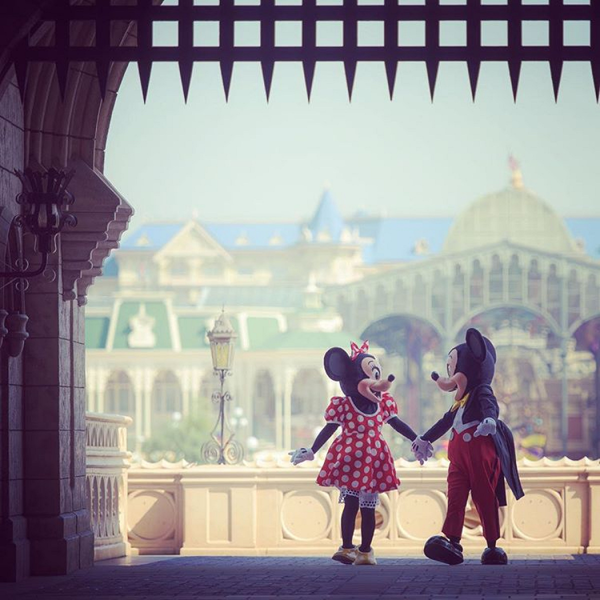 ディズニーランド_シンデレラ城を歩くミニーとミッキー| キャステル