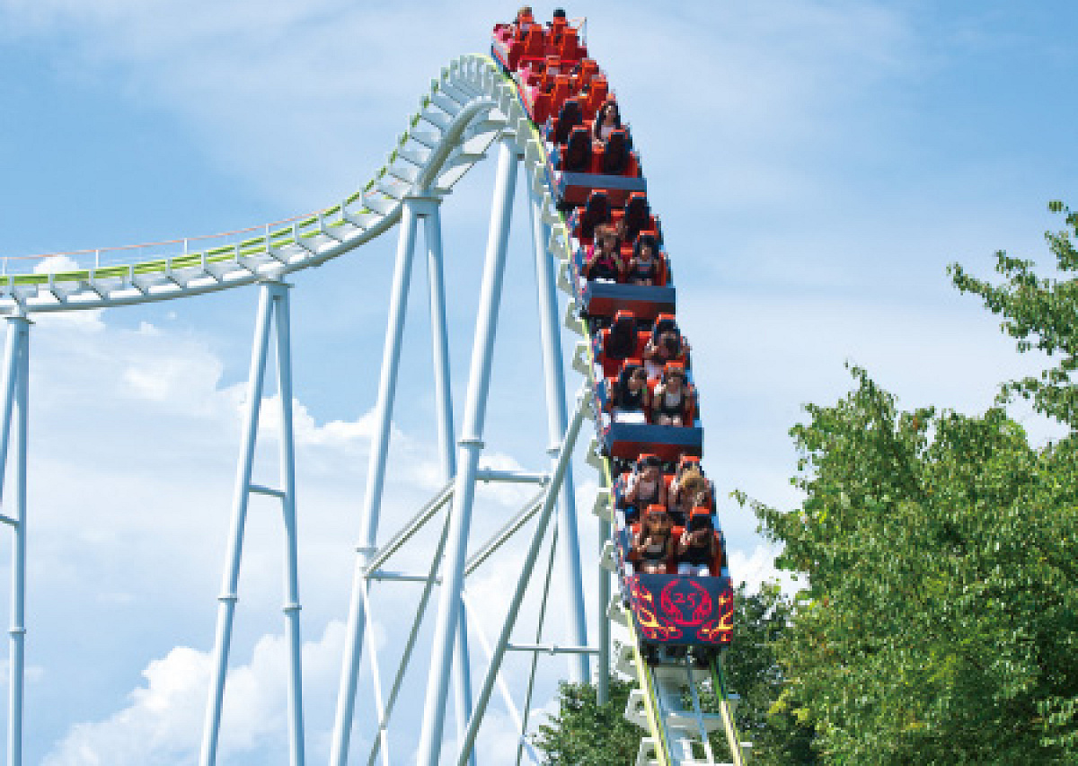 スリルたっぷりの本格ジェットコースター| キャステル | CASTEL