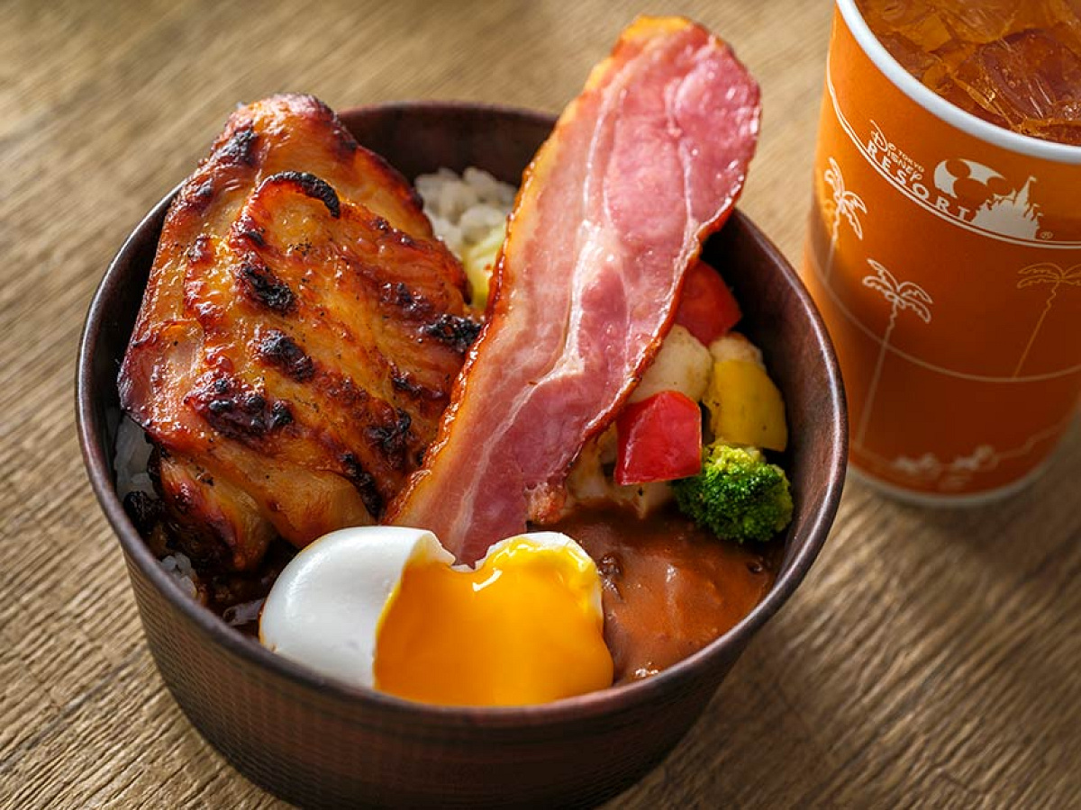 ハッシュドビーフのユカタンライスボウル（骨付きチキン、ベーコン、エッグ）