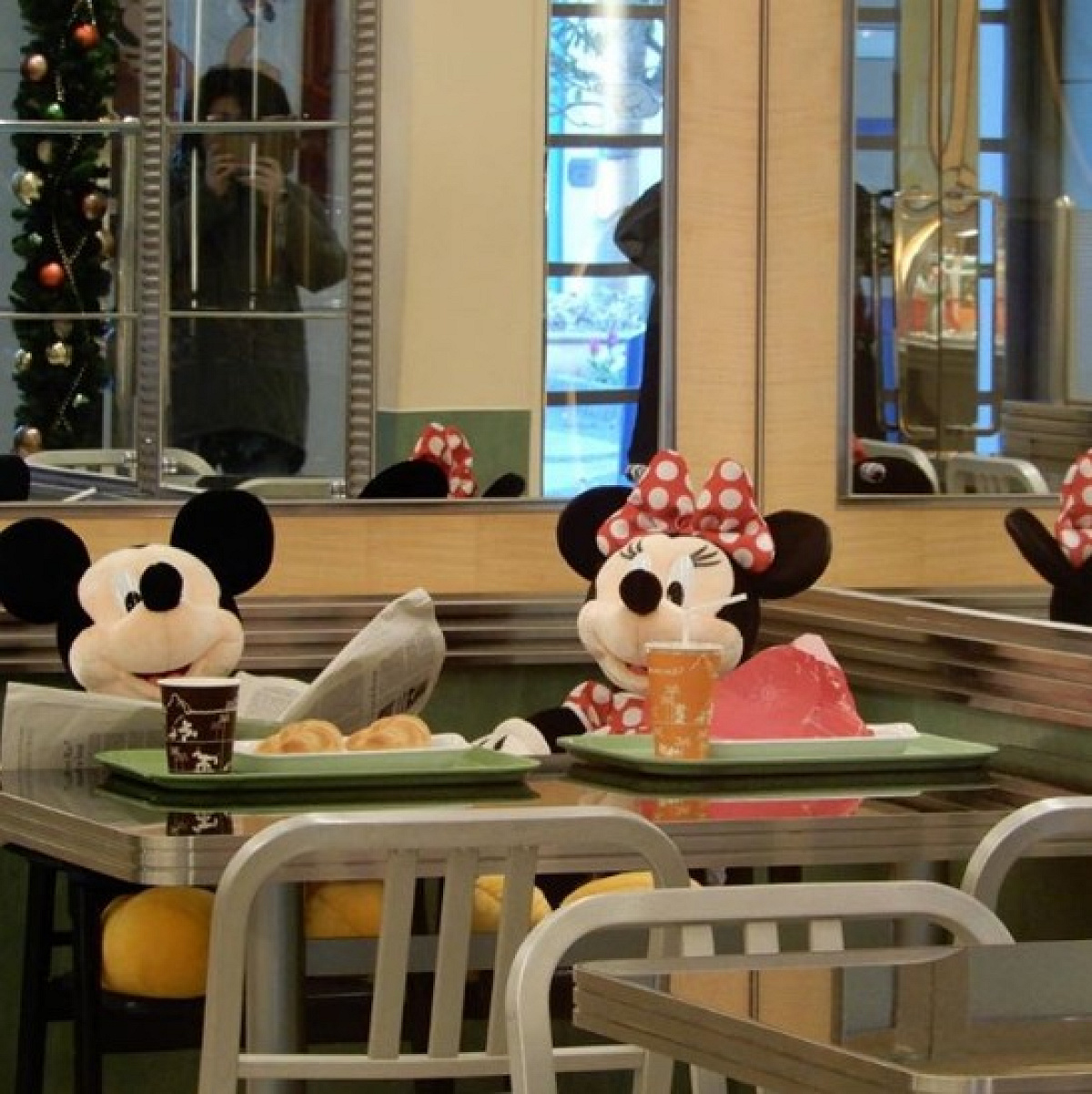 チックタックダイナー開店前、ミッキーとミニーが食事中