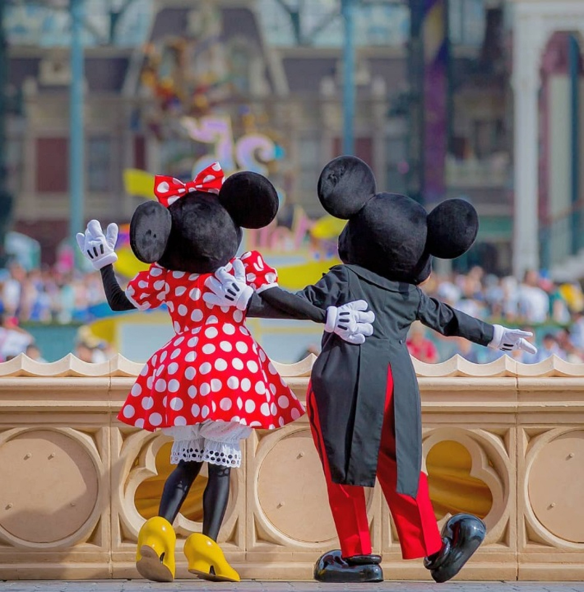 城前でゲストを迎えるミッキーとミニー| キャステル | CASTEL