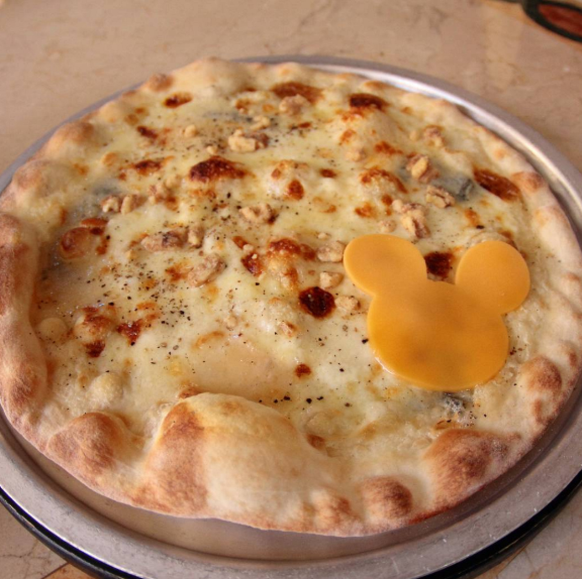 ピッツァ、カナーレ・ベッロ（5種のチーズ）
