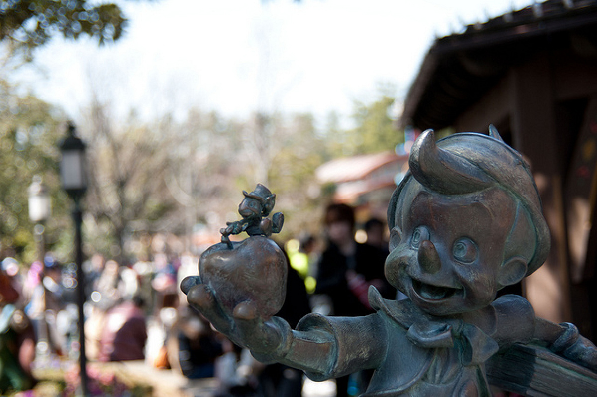 ピノキオの銅像| キャステル | CASTEL ディズニー情報