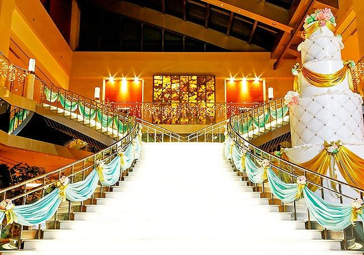 京阪ユニバーサルタワーの正面玄関にある大階段