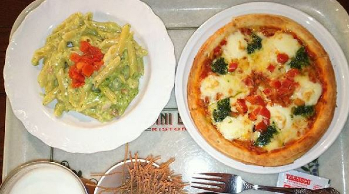トマトとモッツァレッラのピッツァ（右）