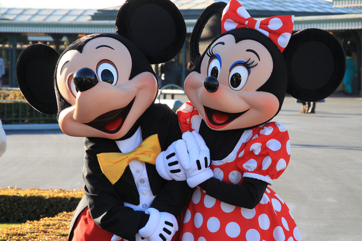 ミッキーとミニーの2ショット| キャステル | CASTEL ディズニー情報