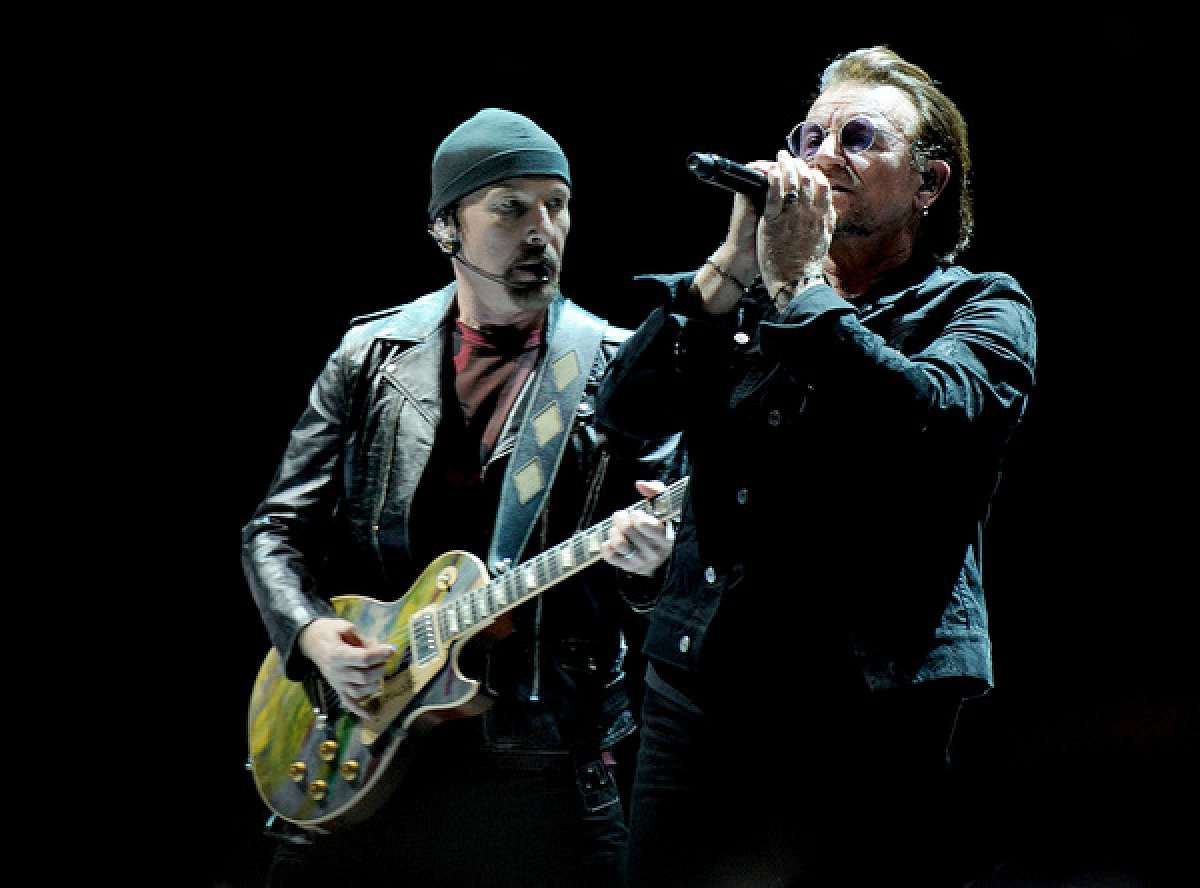 U2のボーカル・ボノ（右）