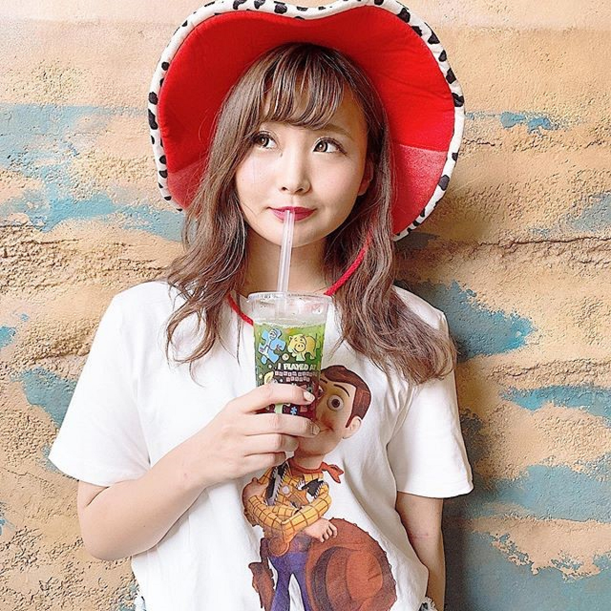 ジェシーのファンキャップを被ってジュースを飲む| キャステル