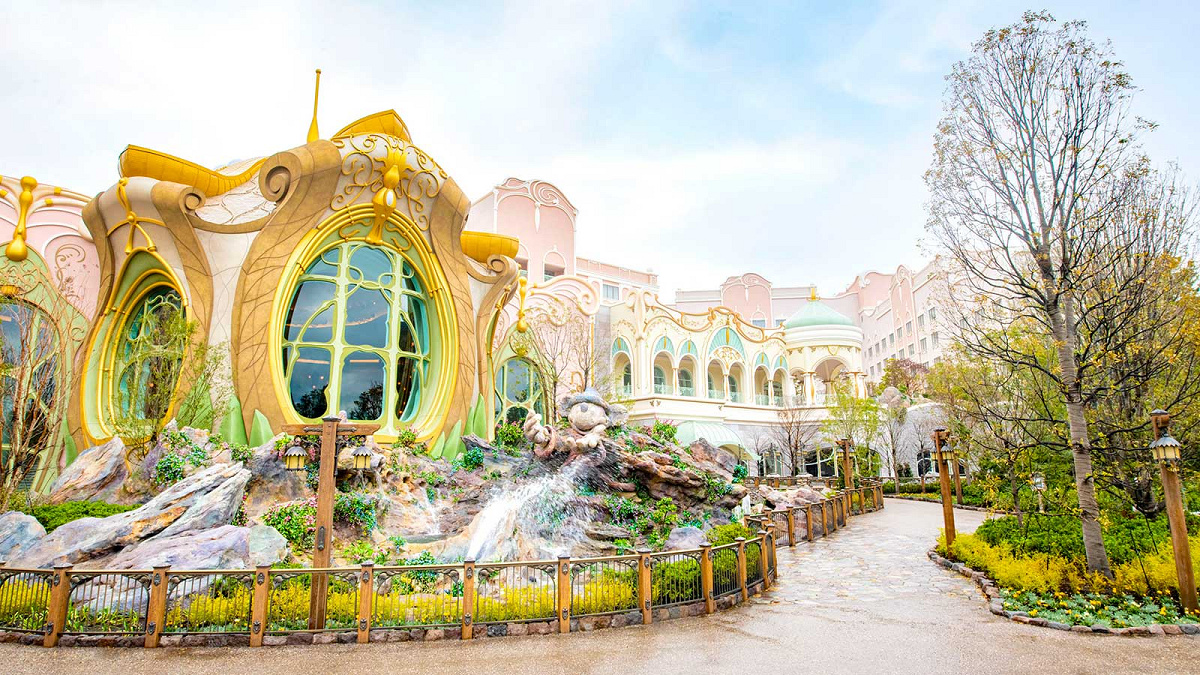 「グランパラディ・ラウンジ」は大きな窓が印象的