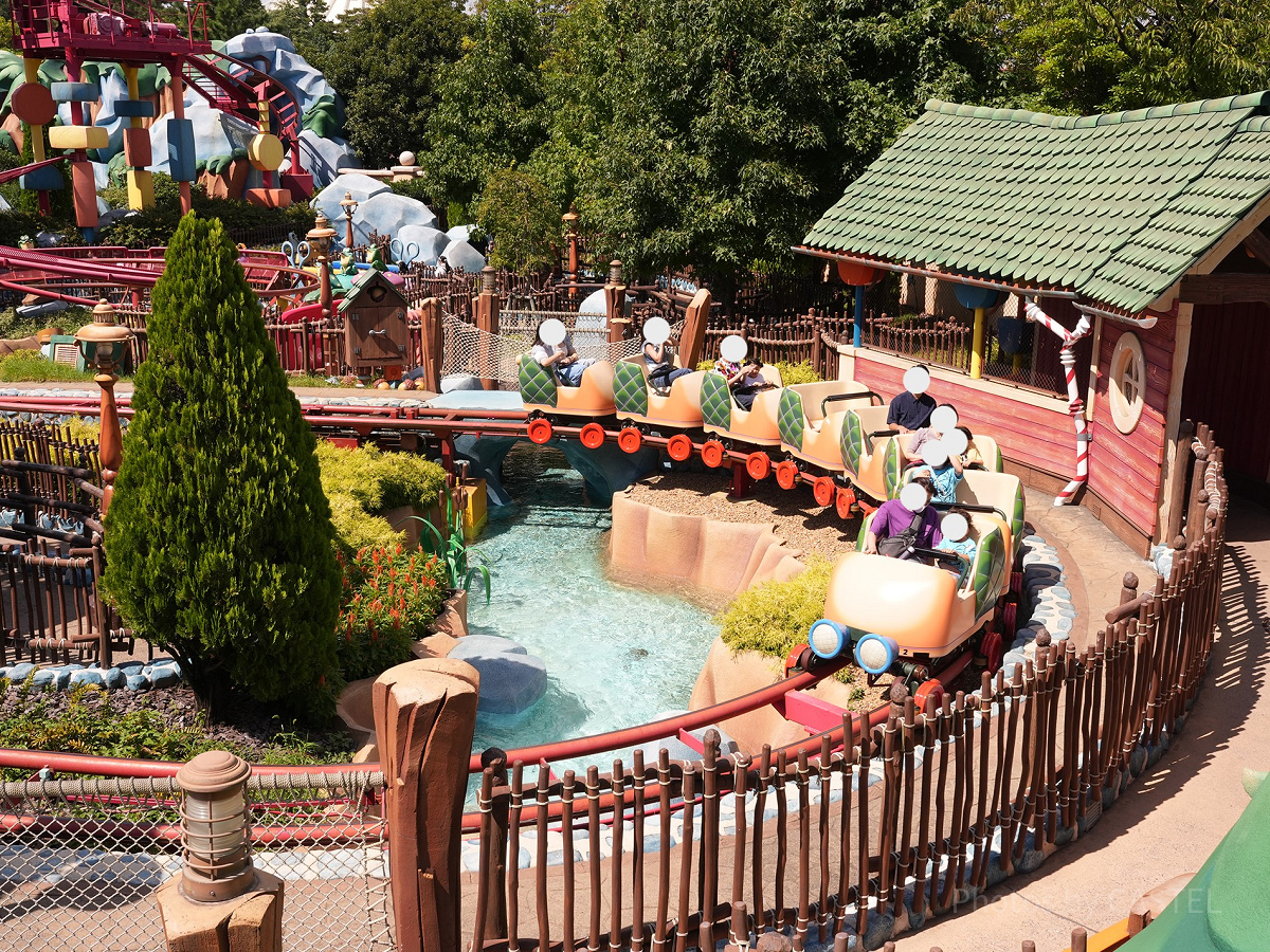 大人が乗るとスリル倍増のゴーコースター