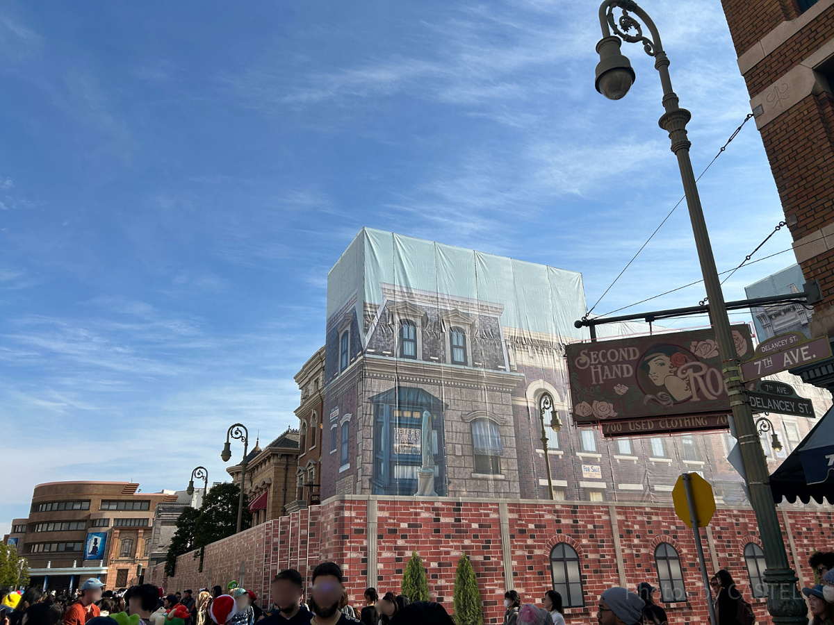 囲いがついたニューヨークエリアの建物（2025/12/1撮影）