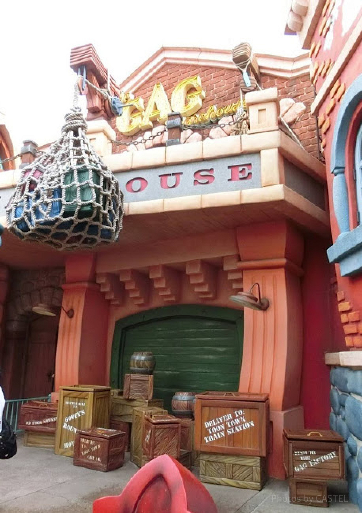 音が鳴る木箱が並んでる倉庫| キャステル | CASTEL ディズニー情報