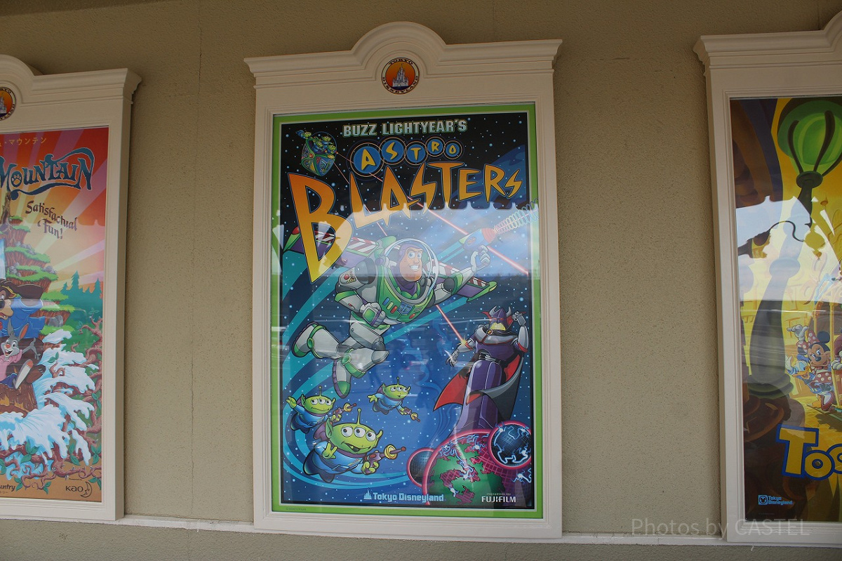 バズライトイヤーのアストロブラスターのポスター| キャステル