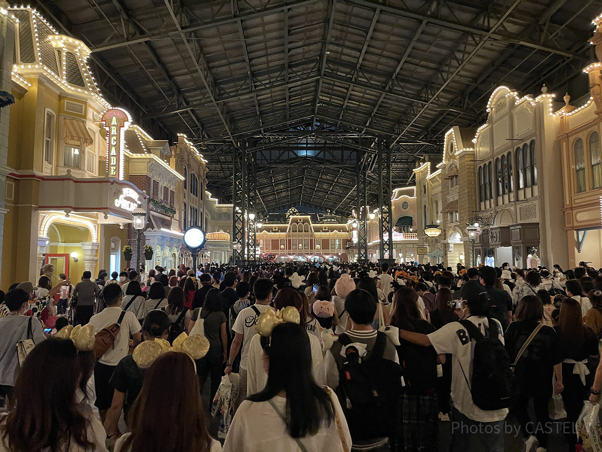 夜のお土産ショップは大混雑