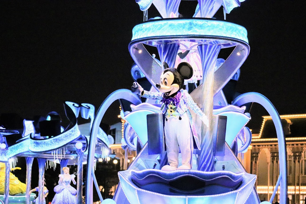 雨の日限定パレード「ナイトフォール・グロウ」