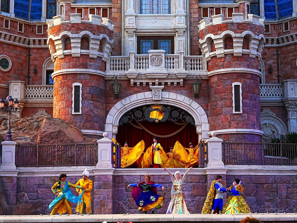 エルサもゴールドのオリジナル衣装に着替えて出てきます。