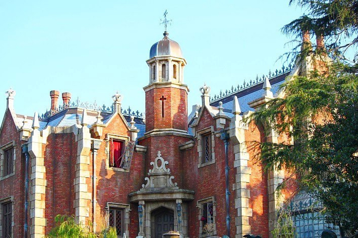 ホーンテッド・マンションの外観| キャステル | CASTEL ディズニー情報