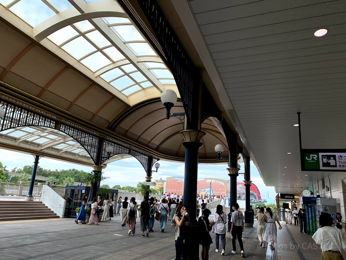 舞浜駅の改札を出てすぐ右方向へ