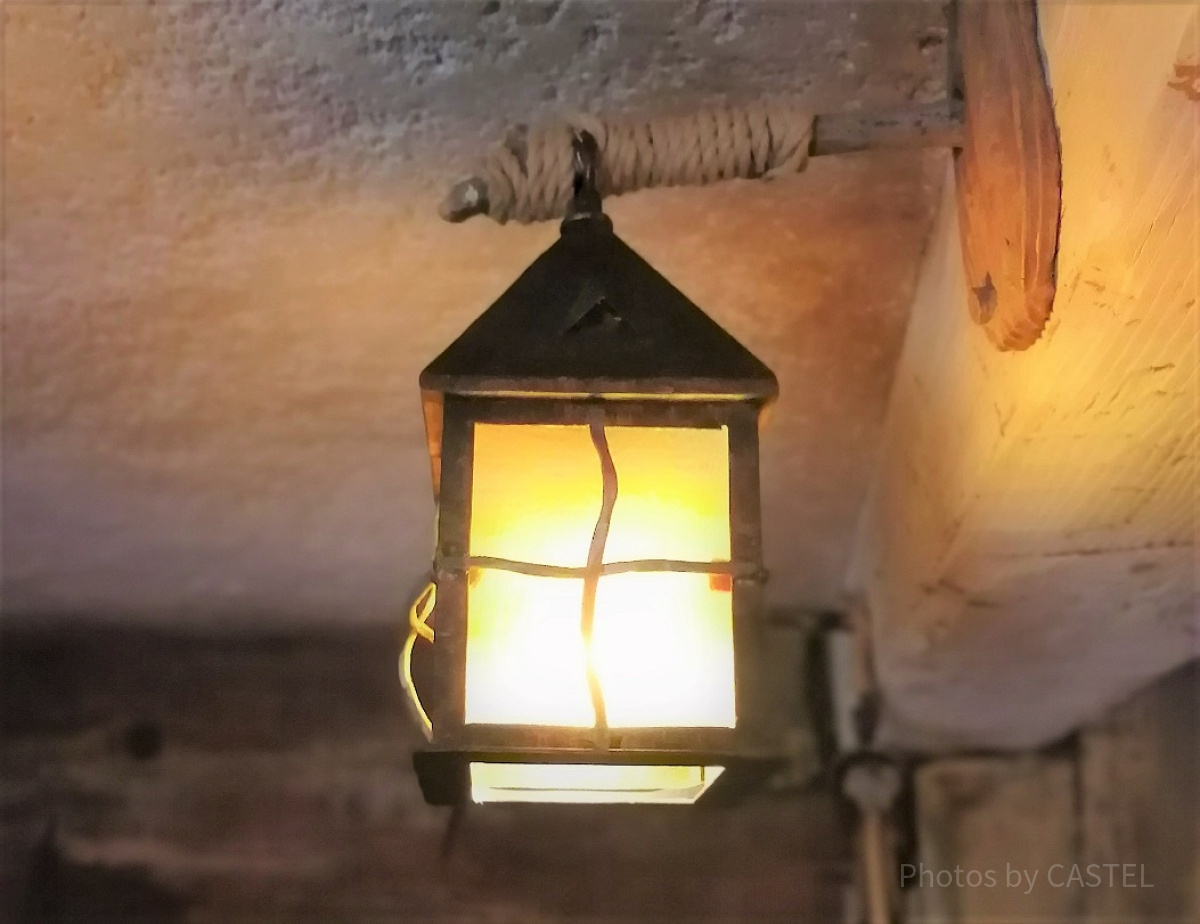 グランマ・サラのキッチン：ランプ