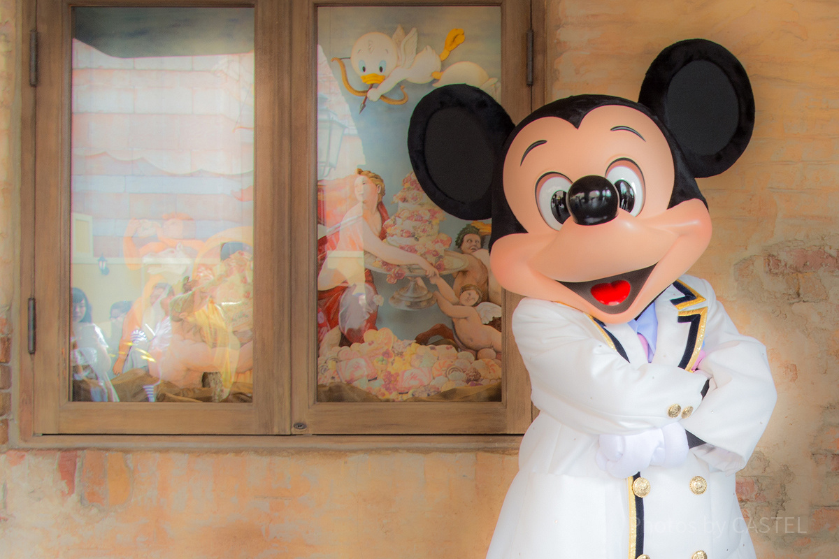 ミッキーとのグリーティング（ニコン一眼レフカメラ使用）| キャステル