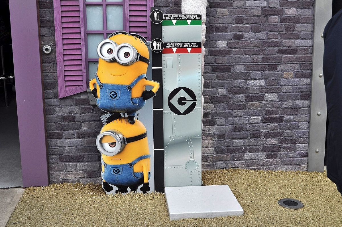 ミニオン・ハチャメチャ・ライドにある身長計