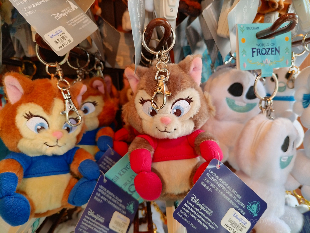 香港ディズニーランド　家族の思い出　猫　ネコ　ねこ　ぬいぐるみキーチェーン 香港ディズニーアナ雪グッズ：猫（赤服）のぬいぐるみキーチェーン