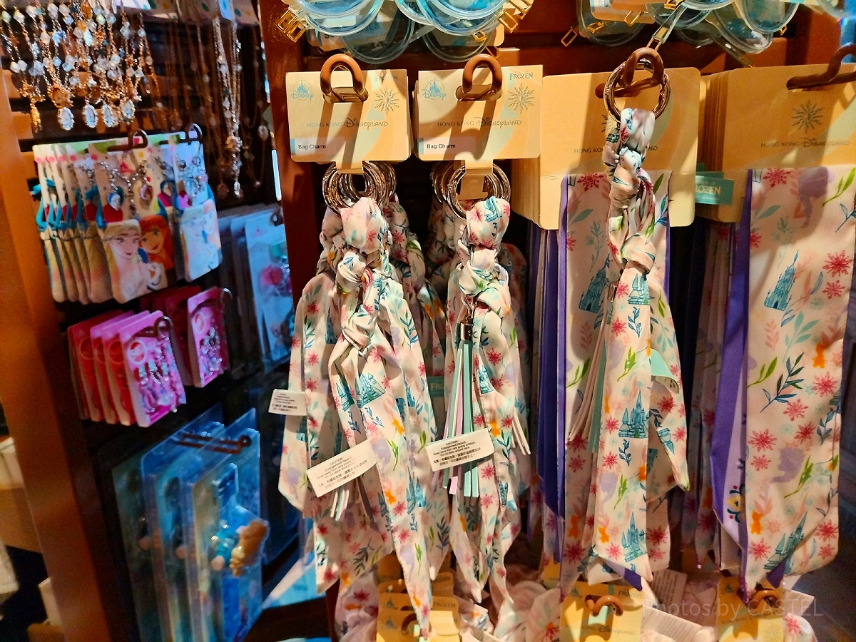 香港ディズニーアナ雪グッズ：スカーフ調バッグチャーム| キャステル