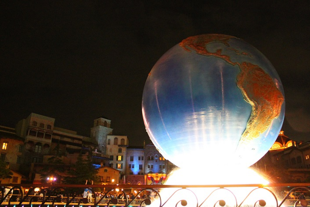 ライトアップされたアクアスフィア| キャステル | CASTEL ディズニー情報