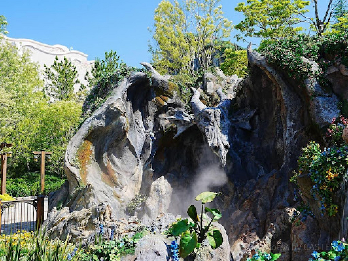 ドラゴン姿のマレフィセントのロックワーク