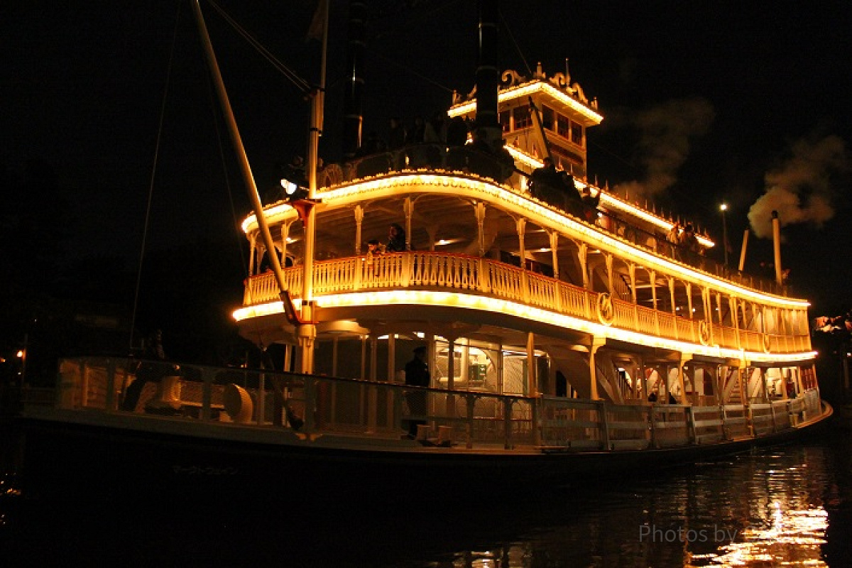 ライトアップされたマークトウェイン号