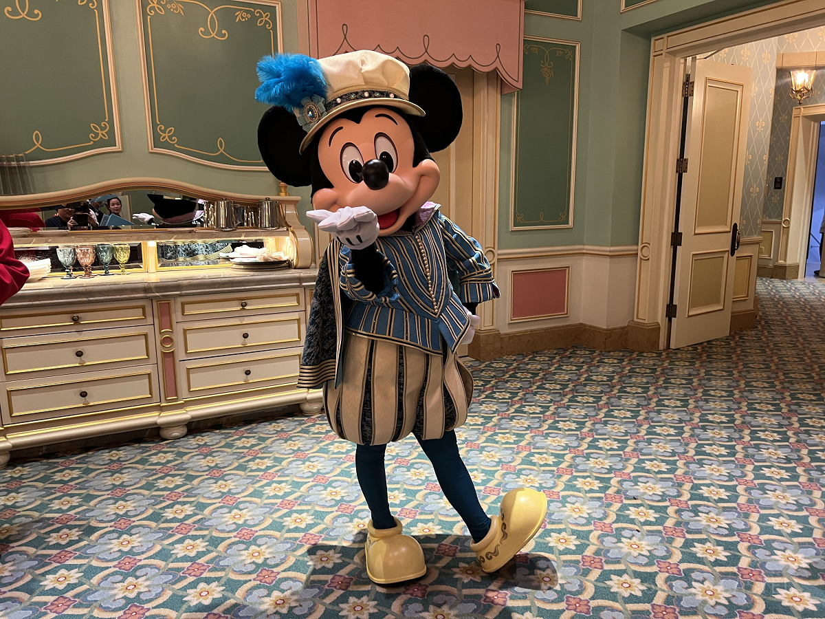ロイヤルな服をきたミッキー