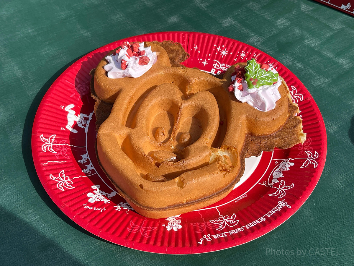 ミッキーワッフル、ストロベリーホイップとメイプルソース付き