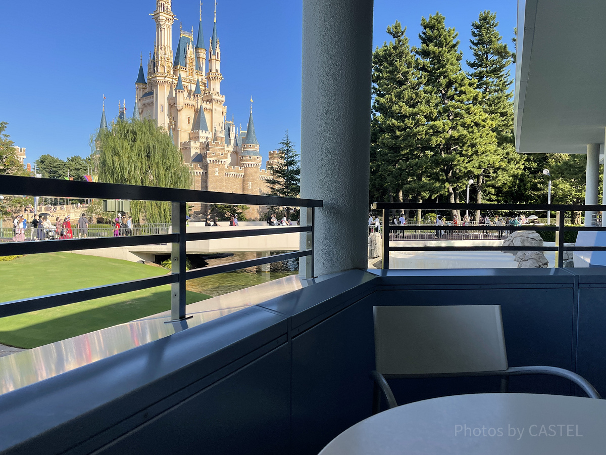 東京ディズニーランドの休憩スポットの大半が左半分のエリアにあり！