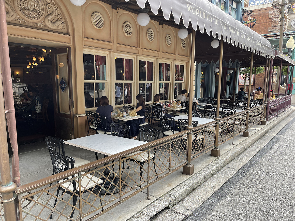 ニューヨーク・デリのテラス席 キャステル CASTEL ディズニー情報