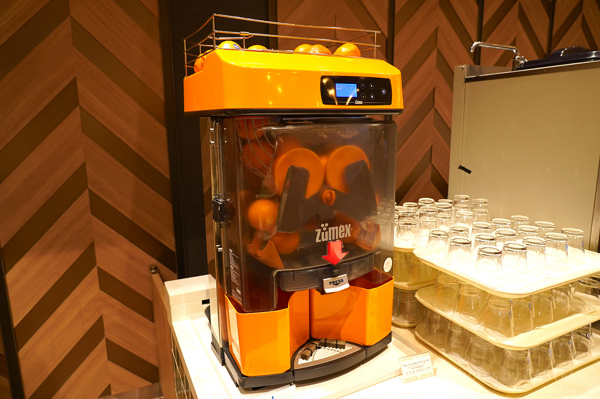 オレンジジュースを搾る機械