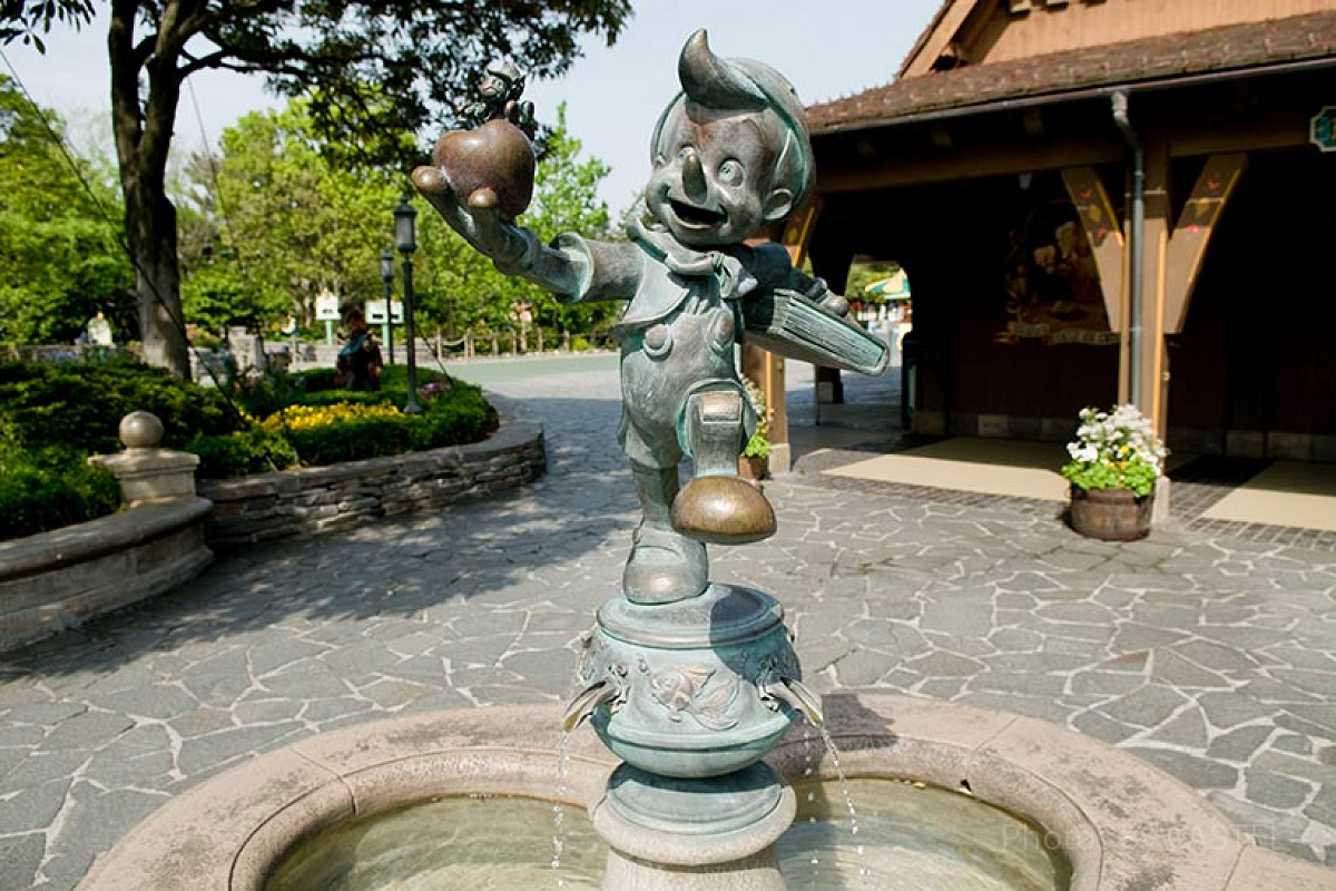 ピノキオとジミニークリケットの噴水| キャステル | CASTEL ディズニー情報