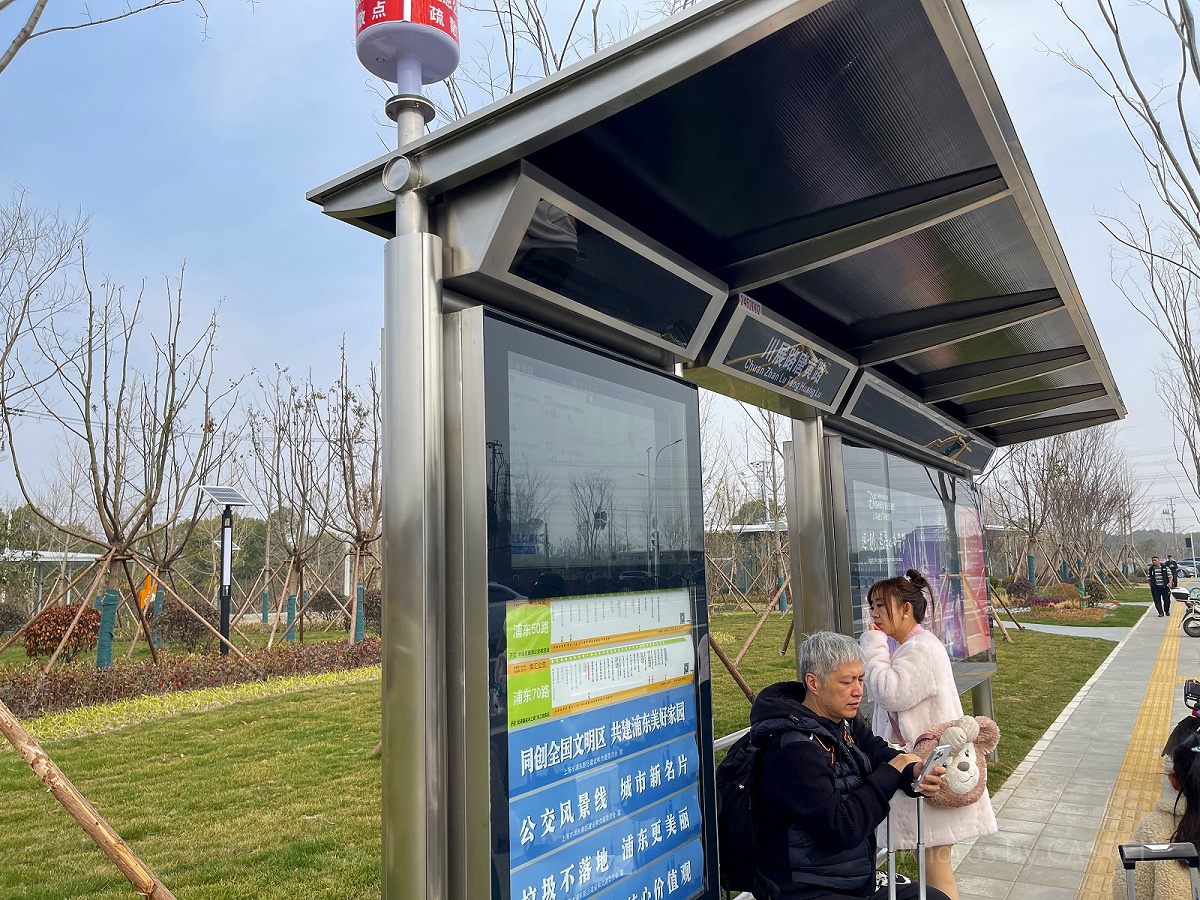 路線バス「浦東50路」。電車の駅構内看板ではBと示されているところです。