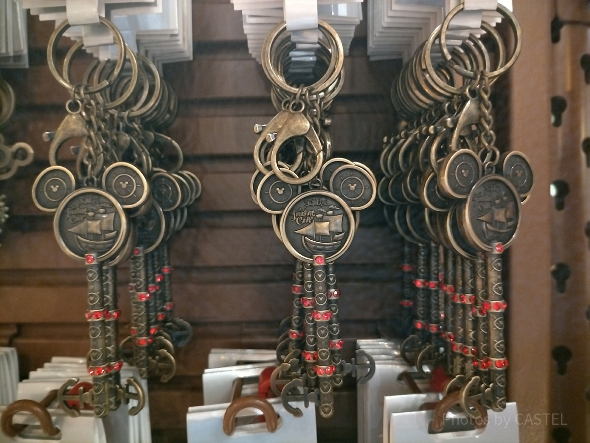 上海ディズニーカリブの海賊グッズ：トレジャーコーブの鍵型キー