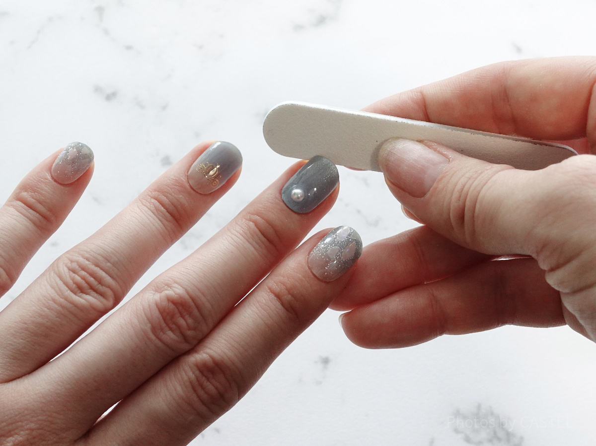 ネイルファイルで形を整える