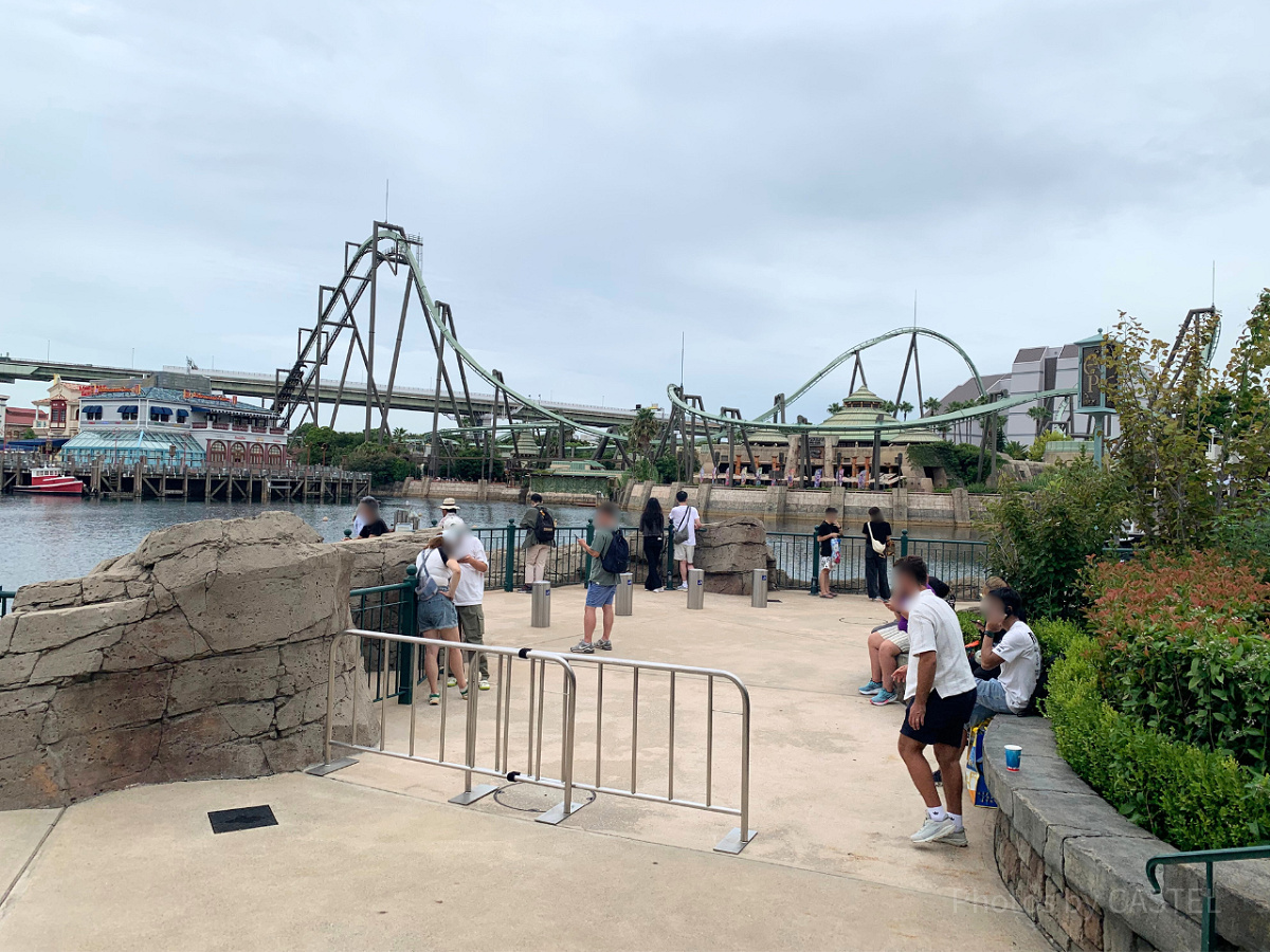 USJの喫煙所：セントラルパークのバラ園から湖沿いに抜ける道