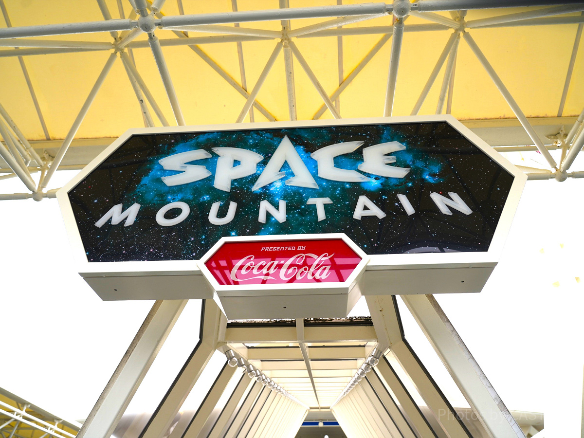 スペース・マウンテンのエントランス| キャステル | CASTEL ディズニー情報