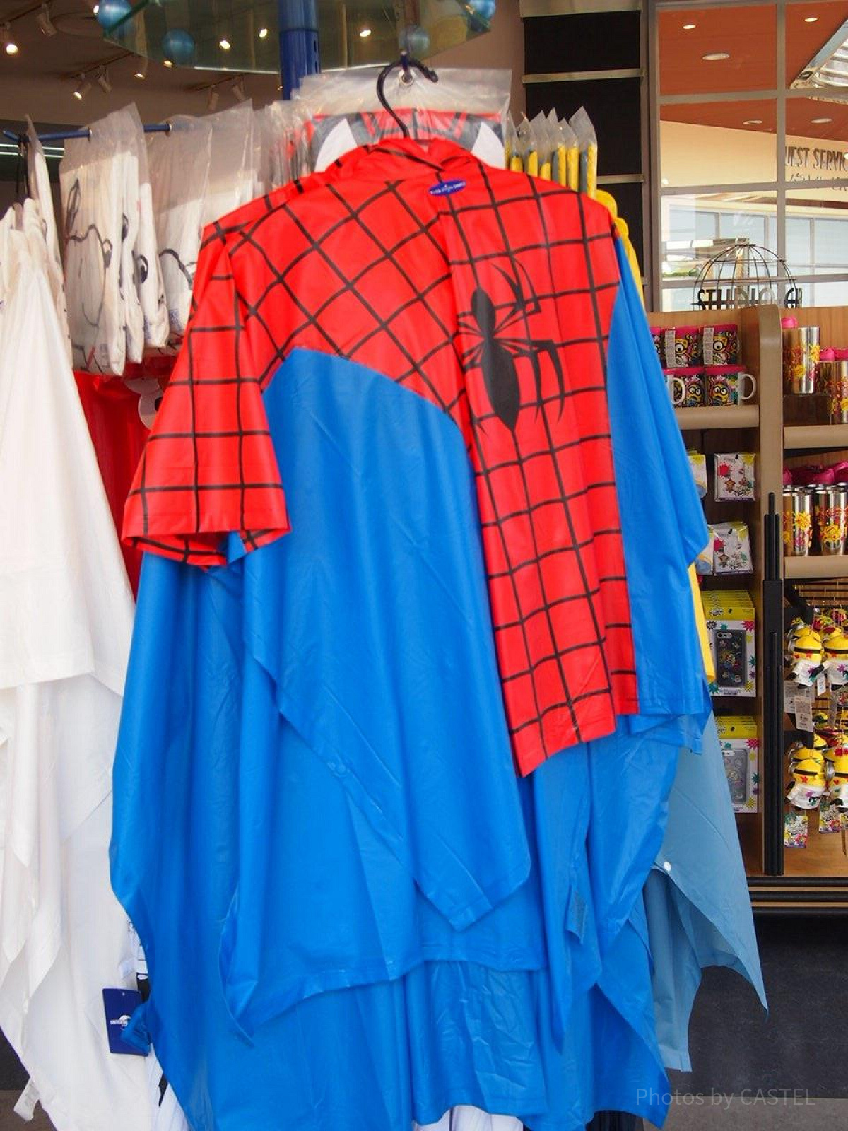 ユニバで販売されているスパイダーマンのポンチョ