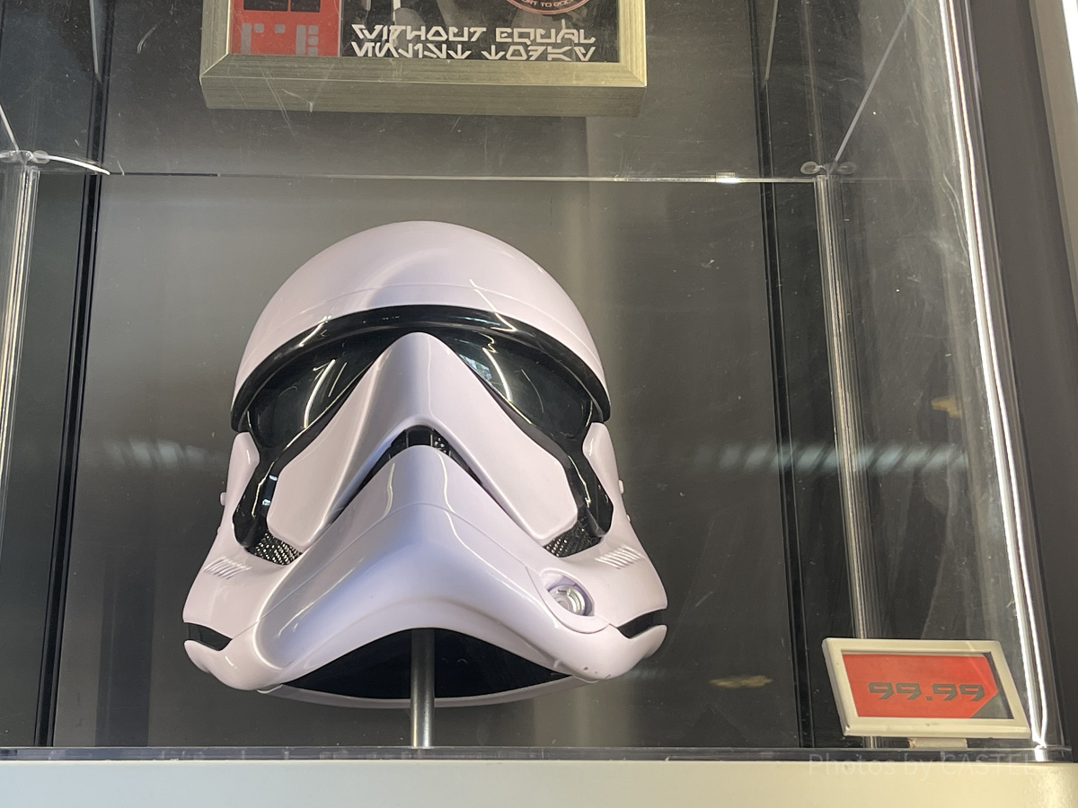 ストームトルーパーのマスクなどが並びます