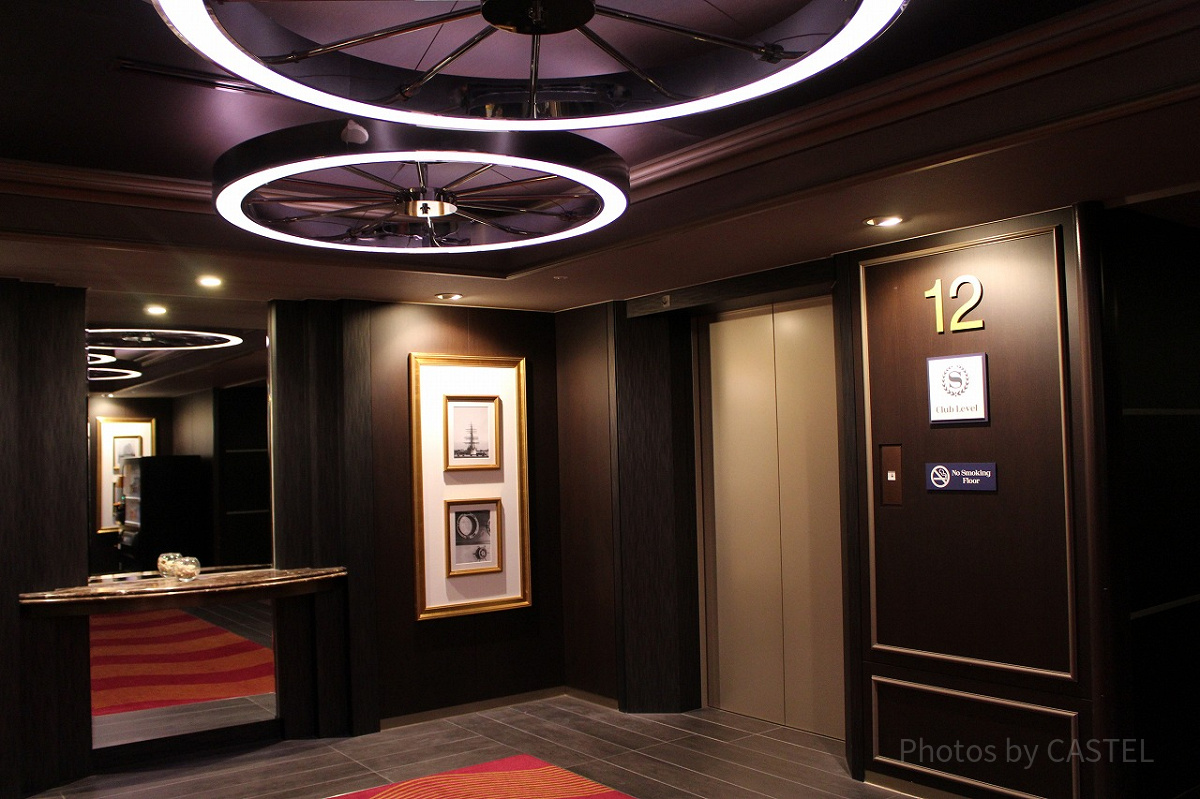 12階・クラブルームのエレベーターフロアは高級感ある装飾