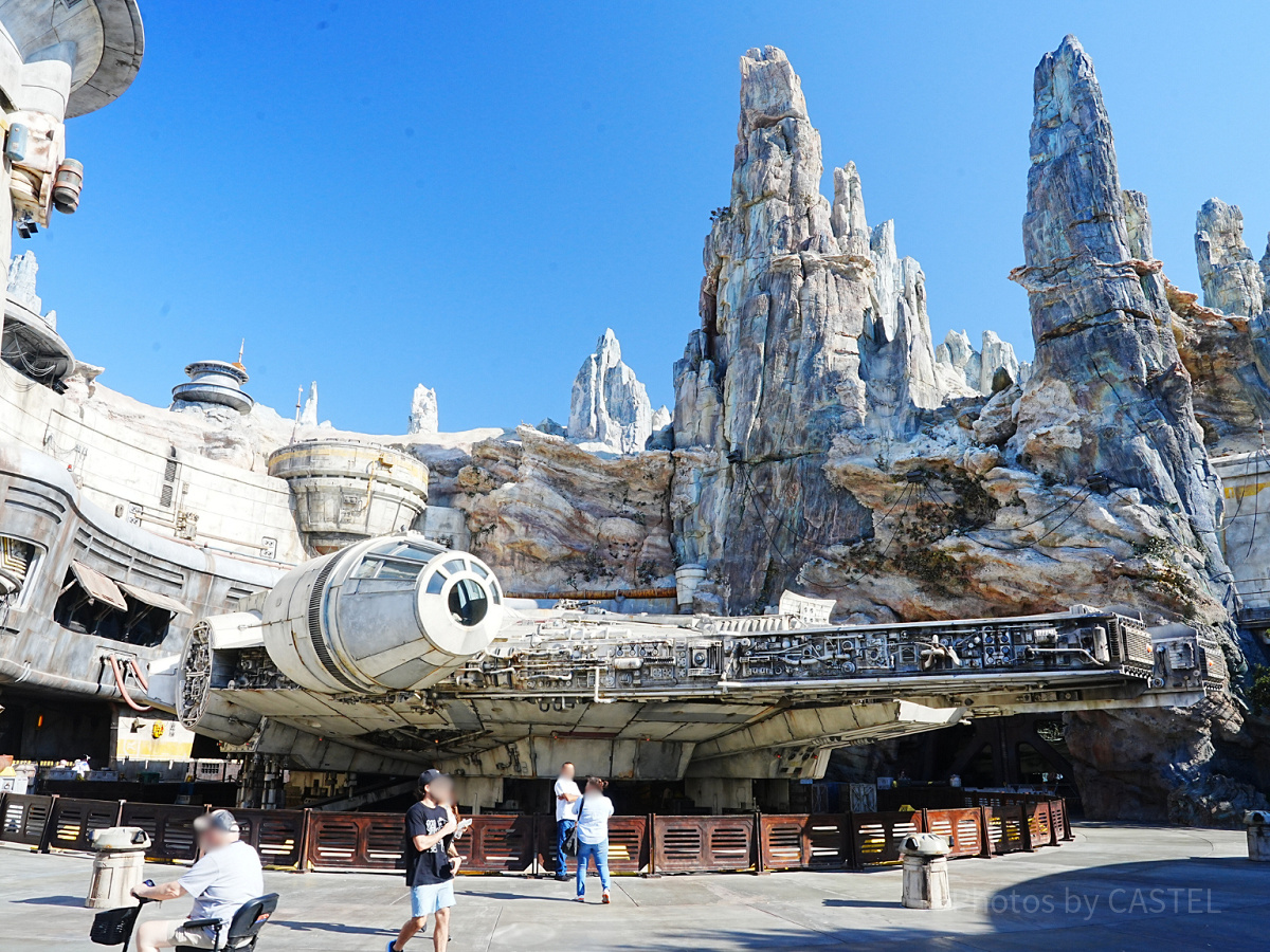 アトラクション入口前には大きなミレニアム・ファルコンが！