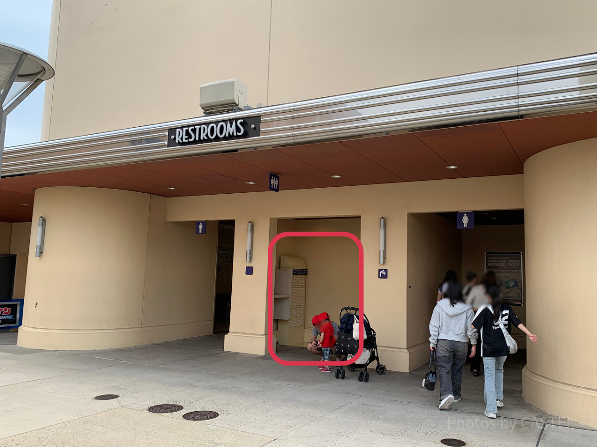  USJモバイルバッテリーレンタルサービス：マンハッタンシアター横のトイレ入口